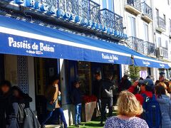 ジェロニモス修道院の見学を終了。
只今、11：00、朝から何も食べてなく、お腹すいた。
ナタで朝食。

パステラリア パステイス デ ベレン　Pastelaria Pasteis de Belem

店前はテイクアウトのお客さんで混雑しています。