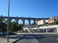 Estacao　Campolideに到着。
目の前に、アグアス・リブレス水道橋。
ジョアン５世の命で1728年から20年かけて完成。水源地から飲料水をリスボンに運ぶための上水道で1964年まで使用されていたという。
水道橋の上を歩くこともできるよう。