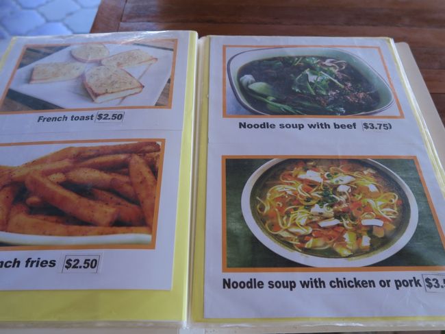 昼食を摂りに中庭のレストランへ。<br /><br />メニューは豊富だが残念ながらカンボジア料理は見当たらなかった。<br />写真付きのメニューなので注文しやすい。