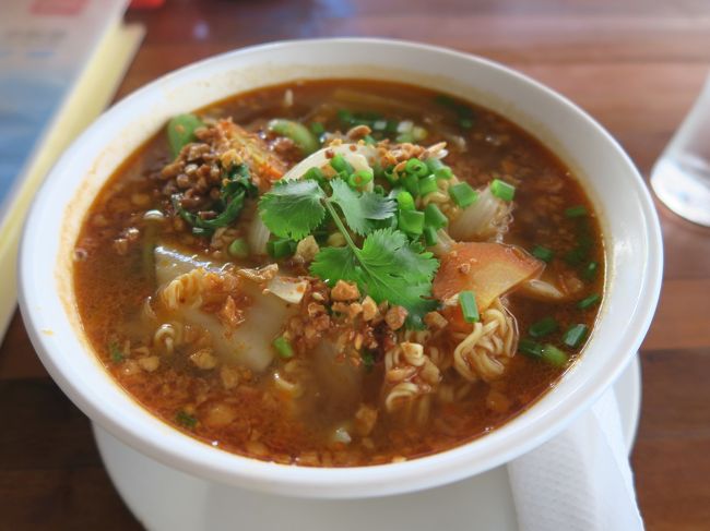 「Noodle soup with chicken」を注文。<br /><br />見た目ほど辛くはなく、可もなく不可もなく意外と普通の味だったと思う。<br /><br />ヌードル3.5ドル＋ミネラルウォーター（1.5L）1.5ドル→4.5ドルだった。<br />宿泊者は0.5ドル引になるらしい。