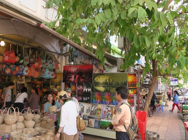 14：45前に「トンレサップ湖クルーズと夕日観賞ツアー」のお出迎えが来た。<br /><br />スケッチトラベルのクロマーツアーズで、現地日本語ガイドが付く。<br />このトンレサップ湖のツアー料金は25ドル。<br /><br />トンレサップ湖へ行く前にオールド・マーケットで1時間弱の自由行動がある。