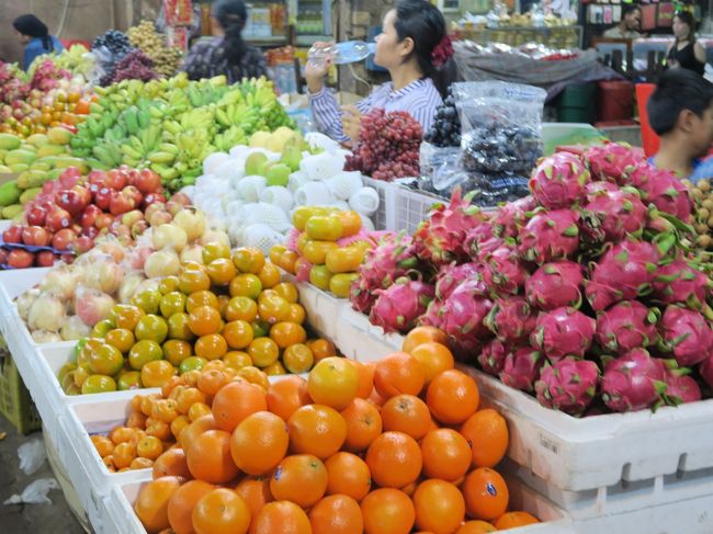 庶民的な広い市場の一画にカラフルなフルーツが並ぶ。<br /><br />右手前に日本ではあまり見かけない赤い実が盛ってある。<br />後日思わぬ形でその正体が明らかになるのだが・・・