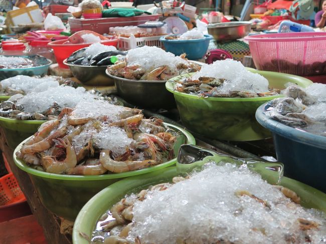 こちらは魚介類が並ぶ。<br /><br />日本の魚屋と比べると、淡水魚の割合が多いもよう。<br /><br />ハエが集まりそうな環境だが、意外に少なかった。