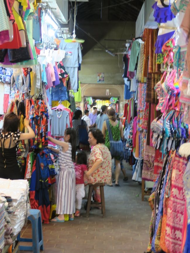 狭い通路にはカラフルな衣装が並ぶ。