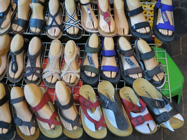 サンダルには足先だけのマネキン。