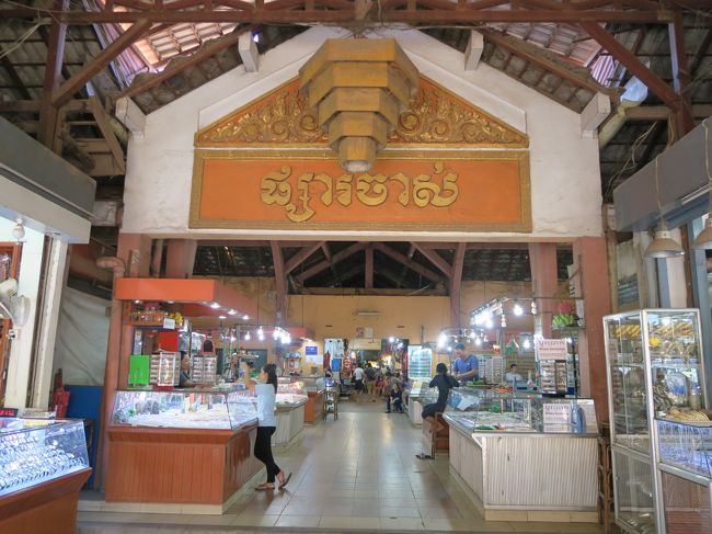 こちらの出入口付近には意外な商品の店が並んでいる。