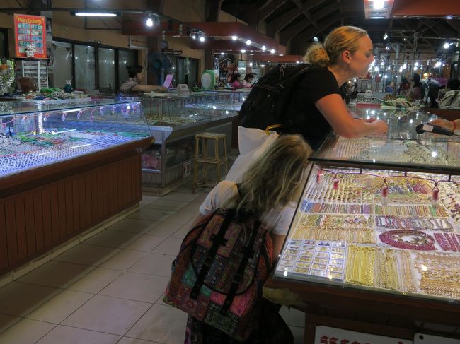 極めて大衆的な市場の一画に似つかわしくない貴金属店。<br /><br />しかもショーケースには宝石がずらりと並ぶ。<br /><br />実はカンボジアはルビーやサファイアの産出国なのだそうだ。