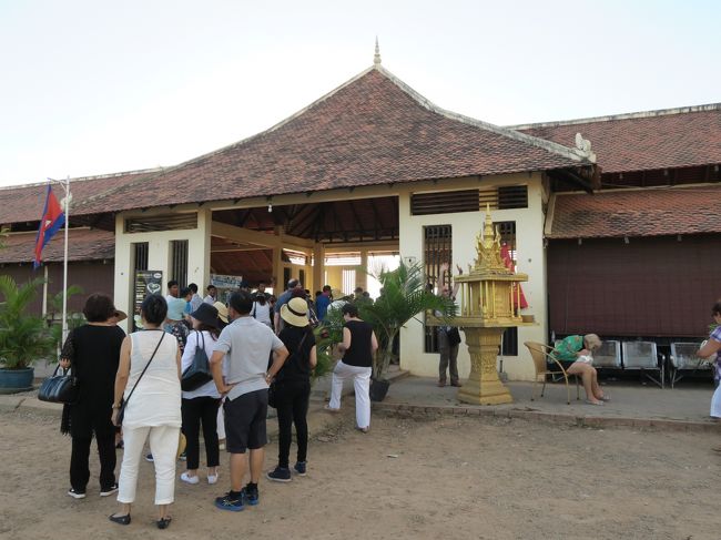 オールド・マーケットで値引き交渉に精を出しお土産を買い込んだ後、ツアーのマイクロバスでトンレサップ湖クルーズの発着地に16：40頃到着した。<br /><br />ここでガイドがチケットを買いに行ってる間、トイレ休憩。<br /><br />ここは「チョンクニア」という地名らしい。