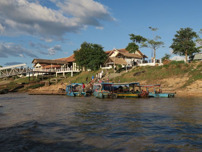 17：00前、クルーズ船がチョンクニアから出航。