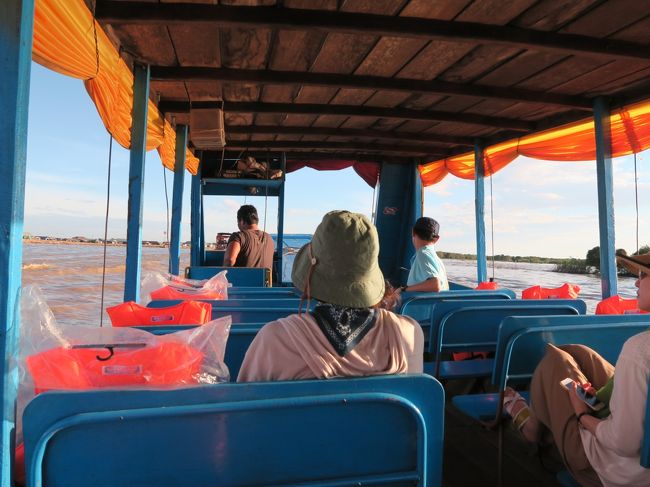 少なくとも40人は乗れそうなクルーズ船に、ツアー客とガイド計10人程度で貸し切り状態。<br /><br />各自思い思いの席でクルーズを楽しむ。