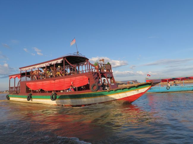 様々なタイプのクルーズ船が行き交う。