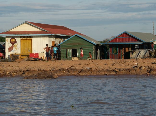 トンレサップ湖で漁業を営む住民はベトナムからの移民がほとんどらしい。<br /><br />これらの家屋は乾期の今は地に着いているが、雨期の水位が高い時は水面に浮くのだそうだ。<br /><br />その時はロープなどで流されないようにつないでおくのだという。