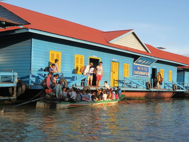 これは水上の小学校。<br /><br />ちょうど下校時刻の時間帯らしい。<br /><br />今日は1/2だが登校日だったようだ。<br /><br />ここでは年末年始は冬休みではないらしい。<br />ていうか、ここには冬という季節がない。