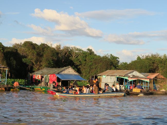 見かける現地の人々は大人より少年少女が多い。<br /><br />おそらくここでは「少子化」という言葉とは無縁なんだろう。
