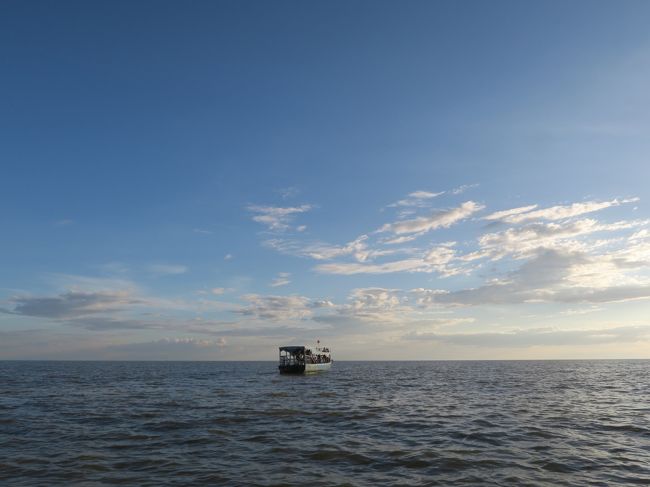 出航後はずっと河口のような細長い入江を航行していたが、20分もすれば広大なトンレサップ湖の沖合に出た。<br /><br />トンレサップ湖は「伸縮する湖」といわれ、乾期（4～6月）の面積は約3000k㎡だが、雨期（8～10月）は約10000k㎡にもなるという。<br /><br />とはいえ乾期でも琵琶湖（669k㎡）の約4.5倍の面積なので、目の前は大海原のような水平線が広がる。