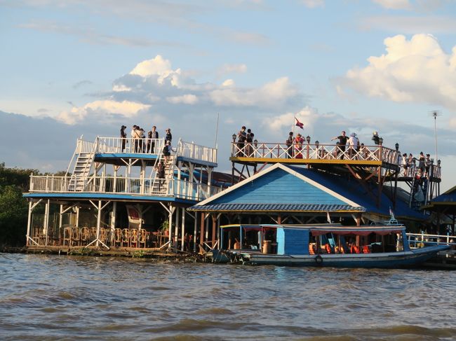 少し戻った水上の集落には屋上が展望台となった商業施設がある。