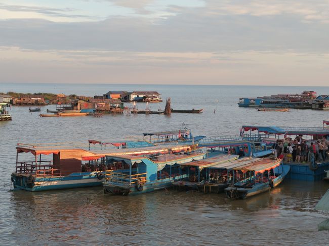 隣の展望台には多くのクルーズ船が着岸している。
