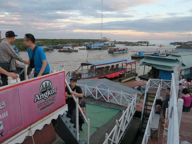 観光客は展望台に続々と上ってきて、にぎわっていた。