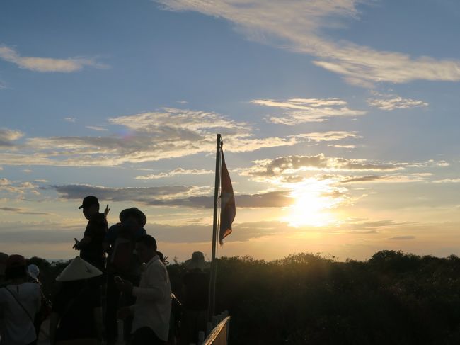 展望台の中央にはもう一段高い台があり、7～8人がのれるいわば特等席があった。<br />そのすぐ後ろで順番待ちをしていたが、台の上はどことはいわないがある国の御一行様で占領され、順番待ちがいようが全く意に介さないで居座っていた。<br />10分程度待ったがさすがに特等席はあきらめた。<br />この人たちに淡い譲り合いの精神を期待したのが間違いだったようだ。<br /><br />あの揺るぎない自己主張にあきれるべきか、日本人も少し見習うべきなのか・・・