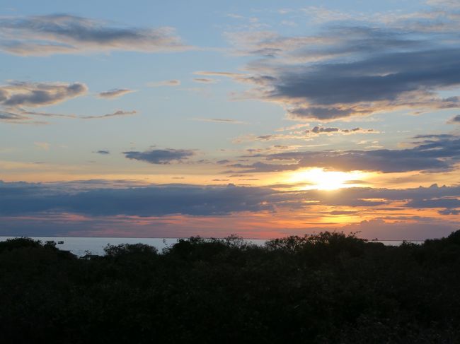 雲がやや多いがなんとか夕日らしき感じにはなってきた。<br /><br />雨期で水位が高ければここからでも水平線に沈む夕日が見れるのだろう。