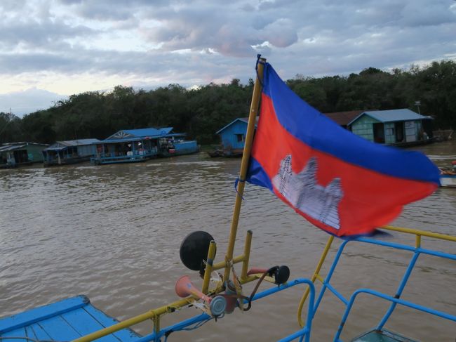 船は風を切って走り、カンボジアの国旗がはためく。<br /><br />国旗に描かれたアンコールワットはこの国の象徴でもある。