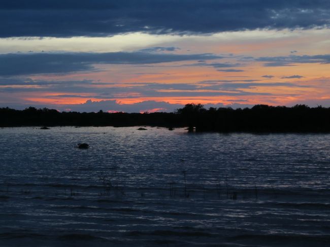 赤い残照を左に見ながら湖上を進む。<br /><br />18：15頃チョンクニアの発着点に上陸し、19：00前後にマントラ・アンコール・ブティツク・ヴィラに帰り着いた。<br /><br />クロマーツアーズのこのツアーは現地の日本語ガイドがついて往復とクルーズで25ドルなのでかなりリーズナブルだと思われる。<br />（個人で行く場合、クルーズだけでも20人以下で乗るなら20ドルはするようだ）