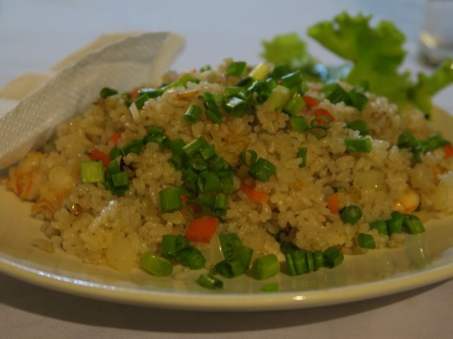 今夜は炒飯をチョイス。<br /><br />普通に美味し。<br /><br />炒飯3.5ドル＋ミネラルウォーター（1.5L）1.5ドル→4.5ドルだった。<br /><br />シェムリアップ初日の今日は、料金所が移設されていたという誤算でロスタイムがあったが、まずまず充実した1日だったろう。<br /><br />ただ気になるのは、昨夜冷房を効かせ過ぎたのか風邪気味で咳が出始めたことだ。<br /><br />明日以降の行程に支障が出なければ良いのだが・・・