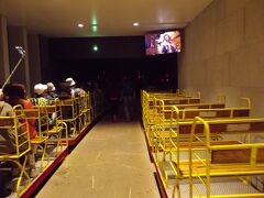 これに乗って。探検開始？！
インディージョーンズを彷彿とさせる鍾乳洞ということで
ワクワクです。