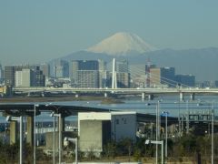 元旦の羽田空港にやってきました。
富士山が、きれい！
良い年になるよう拝みます。