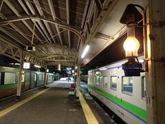まだ暗い早朝、小樽からニセコへ電車の旅。
ワンマンで2車両しかない。
朝早いから乗る人も数人。