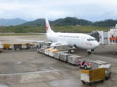 石垣到着。機内はほぼ満席でした。
今回は忘れずにリクエストされた八重山屋のロールケーキを購入。
1日ずっと持ち歩くが大丈夫だろうか。