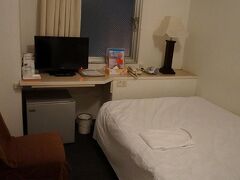 那覇に到着後　ゆいレールで牧志駅へ！

この日の宿泊先「ステーションホテル牧志」に向かいます

牧志駅で降りてから　徒歩で5分もかかりませんでした

禁煙シングルのお部屋は　狭いけど安いし便利な場所にあるので大満足♪