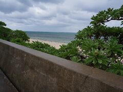 白保の赤瓦の家屋が並ぶ街並みや白保海岸を散策しました

小雨だったせいか、ビーチには誰もいませんでした

