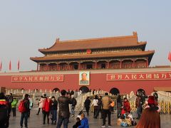 ”天命を受けて安定した国を治める”という思いが込められた天安門＝写真＝は、故宮（紫禁城）の正門。現在の建物は清朝時代（1651年）のもので、当時は重要な法律や命令などがこの門から発せられたという。1949（昭和24）年10月1日、毛沢東はこの場所で中国の建国を高らかに宣言。正面には毛沢東の肖像画（10年に一度塗り替えられる）と、”中華人民共和国万歳””世界人民大団結万歳”というスローガンが掲げられている。

天安門前のいたるところで、”自撮り棒”を使って思い思いのポーズをとる、地元中国の人たちは一様に無邪気な笑顔。厳粛な空気は微塵もなく、誤解を恐れずに言えば、東京ディズニーランドのシンボルであるシンデレラ城の前に立っているかのような雰囲気だった。国章に描かれる中国の”聖地”でさえ、テーマパークに変えてしまう中国人の強烈なパワーをまざまざと見せつけられた思いがした。