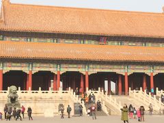 いよいよ、”宇宙（＝中華思想）の中心”、故宮へ。入場料は40元。

【故宮】
中国・北京にある明・清朝の宮城、紫禁城のこと。中華民国成立以後は故宮と呼ばれている。1407年に永楽帝が国都を北京に移すと同時に建設を始めた。東西約760メートル、南北約960メートルの広大な地域で、高い城壁に囲まれた中に、正殿である太和殿をはじめ多くの建物が整然と配置されている。

【故宮博物院（北京）】
北京の紫禁城内にある博物館。1914年に紫禁城などに所蔵されていた宝物類を展示する古物陳列所が設立され、25年に故宮博物院として開館した。第二次世界大戦中に一部を遺失し、戦後十数万点の物品は台湾へ持出されて台北の故宮博物院に展示されている。