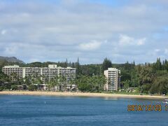 出航すると、２日に渡り、二回下見したMarriott's Kaua'i Beach Clubが見えてきました。

海岸の高さと同じなので、津波が来たら大変。
ハワイって火山島ですしね。
ビックアイランド・ヒロの津波博物館で分かります。

安全性を考えると、ハワイ諸島ではコオリナが良いかも知れません。

ビックアイランドのは遠かったので下見出来ませんでした。

後日談：ハワイ島（ビックアイランド）・ヒロのThe Bay Club at Waikoloa Beach Resortに宿泊し、マリオットやヒルトン等を見ましたが、此処と同じです。