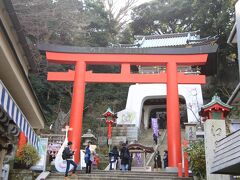 江の島　江島神社の鳥居と瑞心門

江島神社は、辺津宮、中津宮、奥津宮の三宮（三姉妹の女神様）の総称。
ここ何年かは、毎年お正月にお詣りしており、今年もやって来ました。
