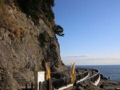 江の島　岩屋

カーブしている道を進むと波の浸食でできた洞窟があります。
この洞窟の奥約１５０ｍが江島神社の発祥の地。
欽明天皇１３年（552)に鎮座されたそうです。