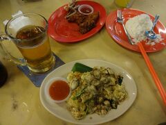 夜はもちろん屋台へ！

昨夜行った所が「ロングビーチカフェ」だと思い込んでいたのですが、両替屋を探して昨夜より進んだら、「あれ？？」

ここが本物のロングビーチだ(笑)
こちらは人も店も昨夜の数倍！

でも混み過ぎてて、落ち着かなくて、家族皆「昨日の屋台の方がいい。」