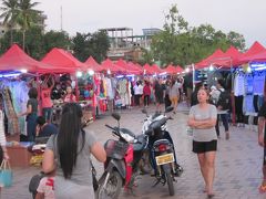 そして、これからこの一帯はナイトマーケットの始りまです！。

以前は、単なる露天商のような夜店スタイルだったのですが、今はこの様にテントで覆われたものに変ってしまったんですね？…。

規模も随分と大きく成った様でびっくりしました！。