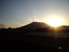 7:40
鹿児島駅のゲートから。
おはよう桜島！
つーか近いｗｗｗ活火山ｗｗｗｗ