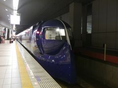 今回の旅行中見てきた数々の列車の中で、一番ヘンテコな形をした「ラピート」に乗り込みます。

なんで運転室がプラネタリウムみたいな形になっているんでしょうね？