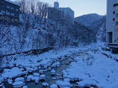 月見橋から豊平川を眺める。
積雪がマッシュルームやらマシュマロのようにも見える。
