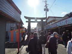 三大稲荷の一つと言われる祐徳稲荷神社へ
参道には食べ歩きできる店や土産店が並んでいて楽しめた