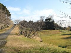 名護屋城の正面入り口「大手口」。
城の規模の大きさが感じられる坂。