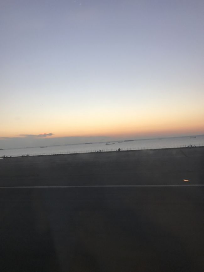 夜明けとともに出発します。<br /><br />窓際の席がよかったけど、赤ちゃんマークのついたシートの横しか空いてなかったのでそこを指定。<br />席に座ると横で本当にほわほわの赤ちゃんが寝ててめっちゃ癒された…(ﾟ∀ﾟ)<br />終始静かで大人しい赤ちゃんでした、むしろ隣でカツサンド食べててごめんって感じ。