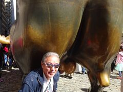 【Charging Bull】

株大暴落・ブラックマンデー（1987年）から
立ち直る記念に置かれた　牛の像
チャージングブルへ　寄り道。

なんか、≪ココ≫触ると　運気が　良くなるらしく・・・