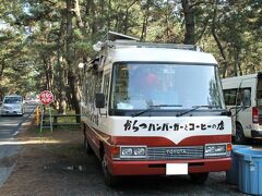 昨晩夜景に遭遇した唐津城を目指し、唐津の街を守る虹の松原を通過。
通過中、昨晩リベンジを誓った、ご当地バーガー「からつバーガー」へ立ち寄る。