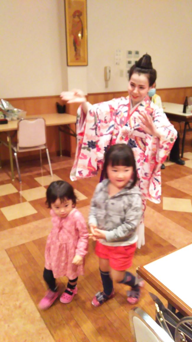 食事しながら、踊りに加わって．．．＾＾；<br /><br />この体験　覚えているかなぁ！