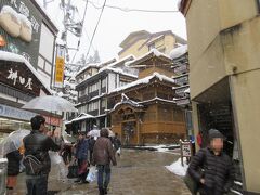 と、まずは宿から一番近い「大湯」に行ったら、
やはり一番有名なことだけあり、それなりに混んでいた。
なので、画像は撮れなかったけれど、他の方のブログに多数画像があるので良いか。